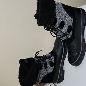 Khombu Maya Winter Boots Womens Size 10 M Black White Lace Up Snow Duck Boots